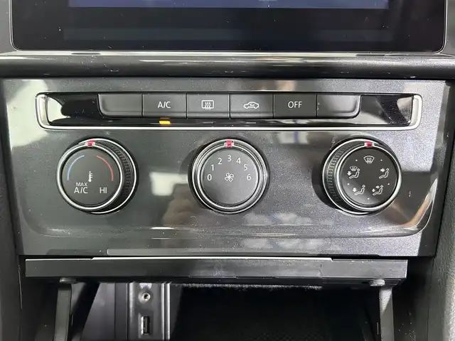 フォルクスワーゲン ゴルフ TSIトレンドライン 佐賀県 2018(平30)年 3.4万km 赤 純正ディスプレイオーディオ/Bluetooth/CD/AUX/USB/バックカメラ/前後ドライブレコーダー/電動パーキングブレーキ/オートブレーキホールド/衝突被害軽減システム/フロアマット/ハロゲンライト/オートライト/保証書/取扱説明書