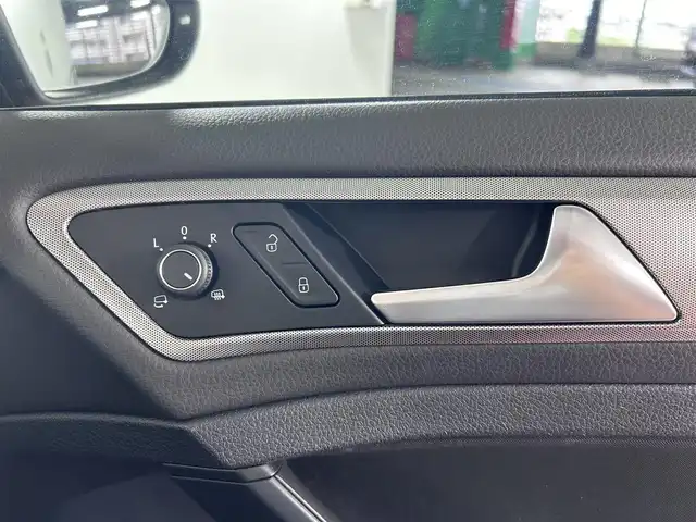 フォルクスワーゲン ゴルフ TSIトレンドライン 佐賀県 2018(平30)年 3.4万km 赤 純正ディスプレイオーディオ/Bluetooth/CD/AUX/USB/バックカメラ/前後ドライブレコーダー/電動パーキングブレーキ/オートブレーキホールド/衝突被害軽減システム/フロアマット/ハロゲンライト/オートライト/保証書/取扱説明書