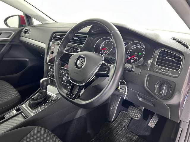フォルクスワーゲン ゴルフ TSIトレンドライン 佐賀県 2018(平30)年 3.4万km 赤 純正ディスプレイオーディオ/Bluetooth/CD/AUX/USB/バックカメラ/前後ドライブレコーダー/電動パーキングブレーキ/オートブレーキホールド/衝突被害軽減システム/フロアマット/ハロゲンライト/オートライト/保証書/取扱説明書