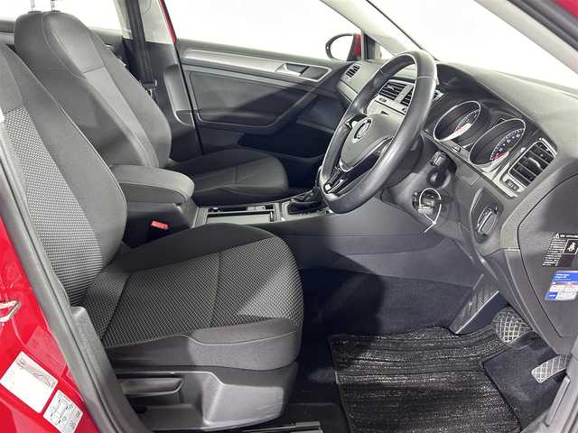 フォルクスワーゲン ゴルフ TSIトレンドライン 佐賀県 2018(平30)年 3.4万km 赤 純正ディスプレイオーディオ/Bluetooth/CD/AUX/USB/バックカメラ/前後ドライブレコーダー/電動パーキングブレーキ/オートブレーキホールド/衝突被害軽減システム/フロアマット/ハロゲンライト/オートライト/保証書/取扱説明書