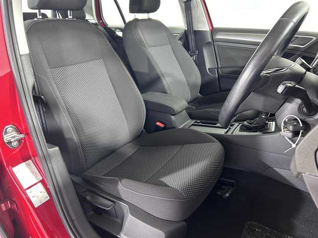 フォルクスワーゲン ゴルフ TSIトレンドライン 佐賀県 2018(平30)年 3.4万km 赤 純正ディスプレイオーディオ/Bluetooth/CD/AUX/USB/バックカメラ/前後ドライブレコーダー/電動パーキングブレーキ/オートブレーキホールド/衝突被害軽減システム/フロアマット/ハロゲンライト/オートライト/保証書/取扱説明書