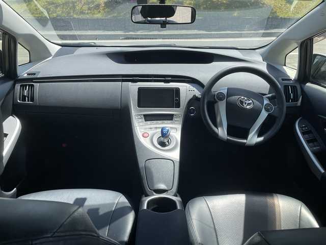 トヨタ プリウス S 愛知県 2014(平26)年 8.4万km ホワイトパールクリスタルシャイン (株)IDOMが運営する【じしゃロン名古屋鳴海店】の自社ローン専用車両になりますこちらは現金またはオートローンご利用時の価格です。自社ローンご希望の方は別途その旨お申付け下さい/純正7型HDDナビ（フルセグ/BT/DVD/CD)/バックモニタ/ドラレコ/ETC/エンジンスタートボタン/スマートキー/純正アルミホイール