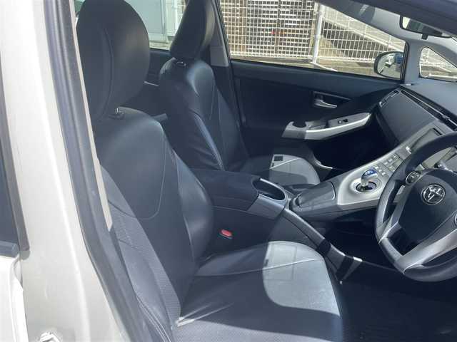 トヨタ プリウス S 愛知県 2014(平26)年 8.4万km ホワイトパールクリスタルシャイン (株)IDOMが運営する【じしゃロン名古屋鳴海店】の自社ローン専用車両になりますこちらは現金またはオートローンご利用時の価格です。自社ローンご希望の方は別途その旨お申付け下さい/純正7型HDDナビ（フルセグ/BT/DVD/CD)/バックモニタ/ドラレコ/ETC/エンジンスタートボタン/スマートキー/純正アルミホイール