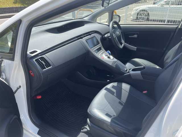 トヨタ プリウス S 愛知県 2014(平26)年 8.4万km ホワイトパールクリスタルシャイン (株)IDOMが運営する【じしゃロン名古屋鳴海店】の自社ローン専用車両になりますこちらは現金またはオートローンご利用時の価格です。自社ローンご希望の方は別途その旨お申付け下さい/純正7型HDDナビ（フルセグ/BT/DVD/CD)/バックモニタ/ドラレコ/ETC/エンジンスタートボタン/スマートキー/純正アルミホイール