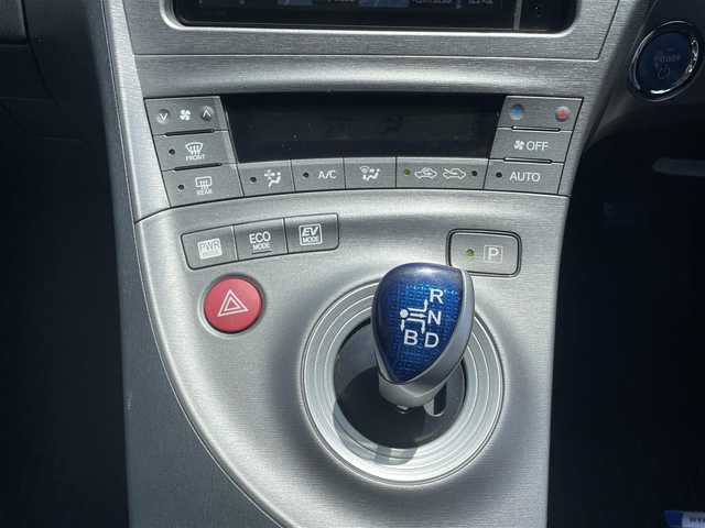 トヨタ プリウス S 愛知県 2014(平26)年 8.4万km ホワイトパールクリスタルシャイン (株)IDOMが運営する【じしゃロン名古屋鳴海店】の自社ローン専用車両になりますこちらは現金またはオートローンご利用時の価格です。自社ローンご希望の方は別途その旨お申付け下さい/純正7型HDDナビ（フルセグ/BT/DVD/CD)/バックモニタ/ドラレコ/ETC/エンジンスタートボタン/スマートキー/純正アルミホイール