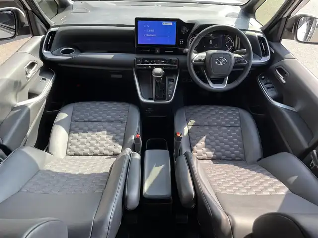 トヨタ ヴォクシー S－Z 滋賀県 2023(令5)年 0.7万km ホワイトパールクリスタルシャイン 禁煙車/純正ディスプレイナビ/・フルセグTV・Bluetooth・CD・DVD/バックカメラ/モデリスタグリル/パワーバックドア/両側パワースライドドア/レーダークルーズコントロール/ETC2.0/前後ドラレコ/ハーフレザーシート/シートヒーター/ステアリングヒーター/LEDヘッドライト/オートライト/オートハイビーム/前後コーナーセンサー