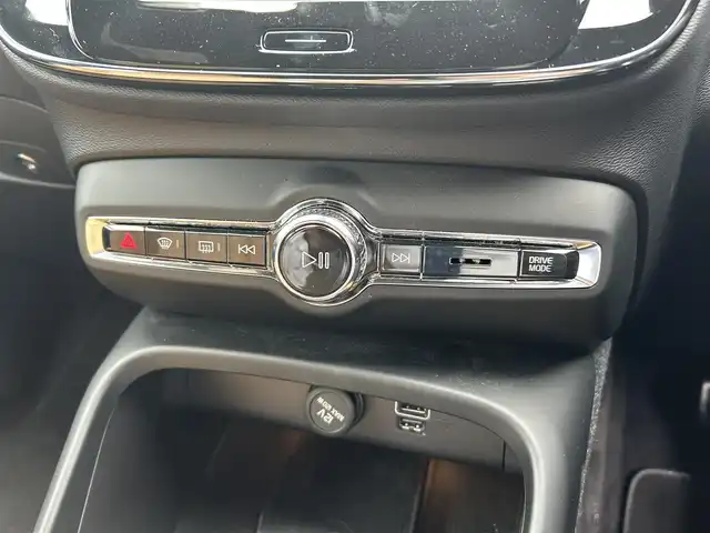 ボルボ ＸＣ４０ T4 AWD インスクリプション 埼玉県 2019(令1)年 2.9万km 白 純正ナビ　/Bluetooth接続/フルセグテレビ/バックカメラ/純正アルミホイール/パワーシート/シートヒーター/ACC