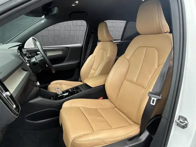 ボルボ ＸＣ４０ T4 AWD インスクリプション 埼玉県 2019(令1)年 2.9万km 白 純正ナビ　/Bluetooth接続/フルセグテレビ/バックカメラ/純正アルミホイール/パワーシート/シートヒーター/ACC