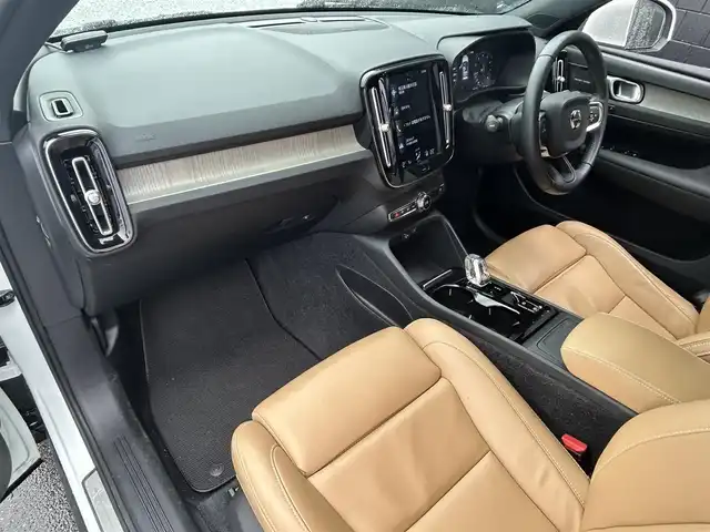 ボルボ ＸＣ４０ T4 AWD インスクリプション 埼玉県 2019(令1)年 2.9万km 白 純正ナビ　/Bluetooth接続/フルセグテレビ/バックカメラ/純正アルミホイール/パワーシート/シートヒーター/ACC