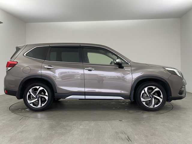 スバル フォレスター ハイブリッド アドバンス 兵庫県 2021(令3)年 4.9万km グレーＭ ・純正8インチナビ＆CD＆DVD＆BT＆SD＆HDMI＆TV/・アイサイト コアテクノロジー/・プリクラッシュブレーキ/・後退時ブレーキアシスト/・AT誤発進抑制制御/・AT誤後進抑制制御/・ツーリングアシスト/・全車速追従機能付クルーズコントロール/・定速クルーズコントロール//・車線逸脱抑制/・車線逸脱警報/・ふらつき警報/・先行車発進お知らせ機能/・ドライバーモニタリングシステム/・D+N席パワーシート/・全席シートヒーター/・D席メモリーシート/・パワーバックドア/・デジタルインナーミラー/・電動パーキングブレーキ/・ブレーキホールド/・ステアリングヒーター/・バック/フロント/サイドカメラ/・ドライブレコーダー/・パドルシフト/・ハーフレザーシート/・純正18インチAW/・純正フロアマット/・LEDヘッドライト/・ETC/・純正フロアマット/・革巻ステアリング/・プッシュスタート/・スペアキー