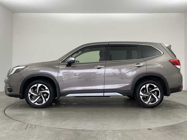 スバル フォレスター ハイブリッド アドバンス 兵庫県 2021(令3)年 4.9万km グレーＭ ・純正8インチナビ＆CD＆DVD＆BT＆SD＆HDMI＆TV/・アイサイト コアテクノロジー/・プリクラッシュブレーキ/・後退時ブレーキアシスト/・AT誤発進抑制制御/・AT誤後進抑制制御/・ツーリングアシスト/・全車速追従機能付クルーズコントロール/・定速クルーズコントロール//・車線逸脱抑制/・車線逸脱警報/・ふらつき警報/・先行車発進お知らせ機能/・ドライバーモニタリングシステム/・D+N席パワーシート/・全席シートヒーター/・D席メモリーシート/・パワーバックドア/・デジタルインナーミラー/・電動パーキングブレーキ/・ブレーキホールド/・ステアリングヒーター/・バック/フロント/サイドカメラ/・ドライブレコーダー/・パドルシフト/・ハーフレザーシート/・純正18インチAW/・純正フロアマット/・LEDヘッドライト/・ETC/・純正フロアマット/・革巻ステアリング/・プッシュスタート/・スペアキー