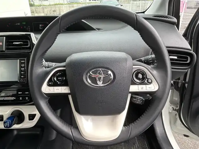 トヨタ プリウス Sセーフティプラス 佐賀県 2017(平29)年 6.5万km ホワイトパールクリスタルシャイン サンルーフ/トヨタセーフティセンス/・プリクラッシュセーフティ/・レーダークルーズコントロール/・レーンディパーチャーアラート/・オートマチックハイビーム/前後コーナーセンサー/純正ナビ/・BT/TV/CD/・バックカメラ/ヘッドアップディスプレイ/LEDヘッドライト/フォグランプ/オートライト/オートワイパー/純正フロアマット/純正15インチAW/ビルトインETC/前方ドライブレコーダー(SN-ST5600)/スペアキー×１