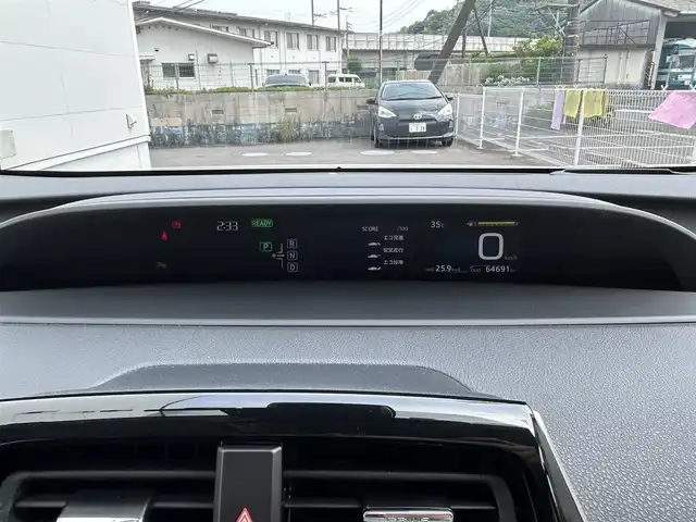 トヨタ プリウス Sセーフティプラス 佐賀県 2017(平29)年 6.5万km ホワイトパールクリスタルシャイン サンルーフ/トヨタセーフティセンス/・プリクラッシュセーフティ/・レーダークルーズコントロール/・レーンディパーチャーアラート/・オートマチックハイビーム/前後コーナーセンサー/純正ナビ/・BT/TV/CD/・バックカメラ/ヘッドアップディスプレイ/LEDヘッドライト/フォグランプ/オートライト/オートワイパー/純正フロアマット/純正15インチAW/ビルトインETC/前方ドライブレコーダー(SN-ST5600)/スペアキー×１