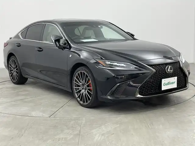 レクサス ＥＳ 300h Fスポーツ 愛知県 2023(令5)年 3.5万km グラファイトブラックガラスフレーク マークレビンソン・プレミアムサウンドシステム/Fスポーツ専用ホワイトレザーシート/レクサスセーフティーシステム＋/　・プリクラッシュセーフティ/　・レーントレーシングアシスト/　・ドライバー異常時対応システム/　・レーダークルーズコントロール/　・アダプティブハイビームシステム/　・ロードサインアシスト/　・先行車発進告知機能/　・オートマチックハイビーム/オレンジキャリバー/サンルーフ/置くだけ充電/純正ナビゲーションシステム/　（Bluetooth/フルセグTV/Apple CarPlay ）/全方位カメラ/パワーシート/エアシート/シートヒーター/ステアリングヒーター/リアスポイラー/ブラインドスポットモニター/ETC2.0