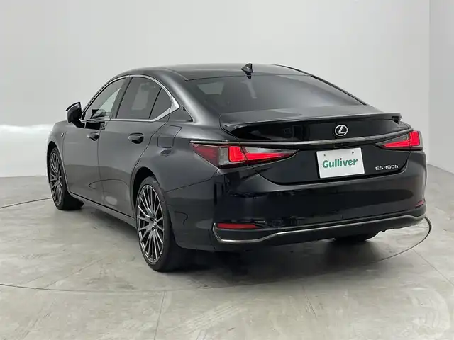 レクサス ＥＳ 300h Fスポーツ 愛知県 2023(令5)年 3.5万km グラファイトブラックガラスフレーク マークレビンソン・プレミアムサウンドシステム/Fスポーツ専用ホワイトレザーシート/レクサスセーフティーシステム＋/　・プリクラッシュセーフティ/　・レーントレーシングアシスト/　・ドライバー異常時対応システム/　・レーダークルーズコントロール/　・アダプティブハイビームシステム/　・ロードサインアシスト/　・先行車発進告知機能/　・オートマチックハイビーム/オレンジキャリバー/サンルーフ/置くだけ充電/純正ナビゲーションシステム/　（Bluetooth/フルセグTV/Apple CarPlay ）/全方位カメラ/パワーシート/エアシート/シートヒーター/ステアリングヒーター/リアスポイラー/ブラインドスポットモニター/ETC2.0