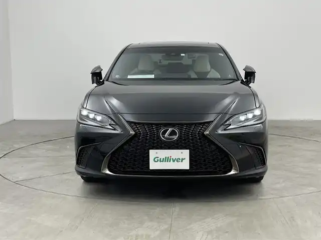 レクサス ＥＳ 300h Fスポーツ 愛知県 2023(令5)年 3.5万km グラファイトブラックガラスフレーク マークレビンソン・プレミアムサウンドシステム/Fスポーツ専用ホワイトレザーシート/レクサスセーフティーシステム＋/　・プリクラッシュセーフティ/　・レーントレーシングアシスト/　・ドライバー異常時対応システム/　・レーダークルーズコントロール/　・アダプティブハイビームシステム/　・ロードサインアシスト/　・先行車発進告知機能/　・オートマチックハイビーム/オレンジキャリバー/サンルーフ/置くだけ充電/純正ナビゲーションシステム/　（Bluetooth/フルセグTV/Apple CarPlay ）/全方位カメラ/パワーシート/エアシート/シートヒーター/ステアリングヒーター/リアスポイラー/ブラインドスポットモニター/ETC2.0