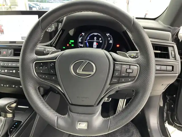 レクサス ＥＳ 300h Fスポーツ 愛知県 2023(令5)年 3.5万km グラファイトブラックガラスフレーク マークレビンソン・プレミアムサウンドシステム/Fスポーツ専用ホワイトレザーシート/レクサスセーフティーシステム＋/　・プリクラッシュセーフティ/　・レーントレーシングアシスト/　・ドライバー異常時対応システム/　・レーダークルーズコントロール/　・アダプティブハイビームシステム/　・ロードサインアシスト/　・先行車発進告知機能/　・オートマチックハイビーム/オレンジキャリバー/サンルーフ/置くだけ充電/純正ナビゲーションシステム/　（Bluetooth/フルセグTV/Apple CarPlay ）/全方位カメラ/パワーシート/エアシート/シートヒーター/ステアリングヒーター/リアスポイラー/ブラインドスポットモニター/ETC2.0