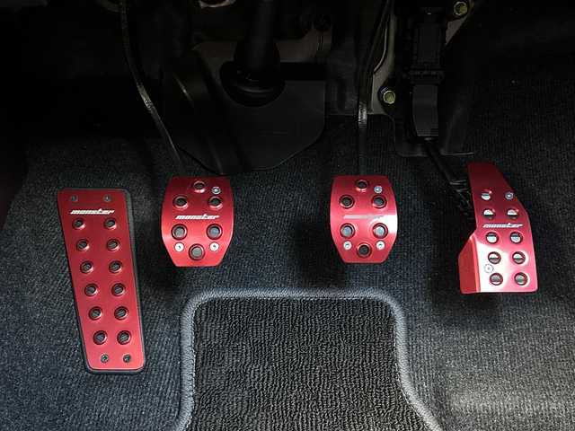 スズキ スイフト スポーツ 佐賀県 2018(平30)年 3.2万km チャンピオンイエロー 6MT/モンスタースポーツ/・ローダウンスプリング(521100-7650M)/・ドライビングペダルカバー/・シフトノブ/・ワイパー/アンダーバー/クルーズコントロール/社外ナビ/・フルセグTV/BT/CD/DVD/純正17インチAW/LEDヘッドライト/オートライト/フォグランプ/シートヒーター/ETC/革巻きステアリング/フロアマット/ドアバイザー/スペアキー×１/取扱説明書/保証書