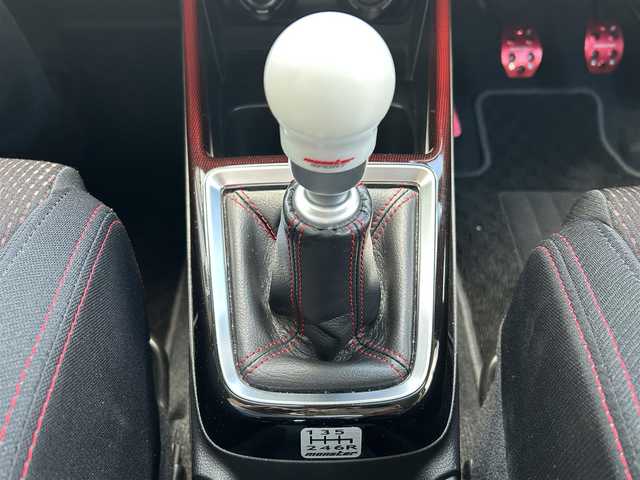 スズキ スイフト スポーツ 佐賀県 2018(平30)年 3.2万km チャンピオンイエロー 6MT/モンスタースポーツ/・ローダウンスプリング(521100-7650M)/・ドライビングペダルカバー/・シフトノブ/・ワイパー/アンダーバー/クルーズコントロール/社外ナビ/・フルセグTV/BT/CD/DVD/純正17インチAW/LEDヘッドライト/オートライト/フォグランプ/シートヒーター/ETC/革巻きステアリング/フロアマット/ドアバイザー/スペアキー×１/取扱説明書/保証書