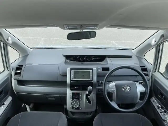 トヨタ ノア X スマートエディション 道央・札幌 2009(平21)年 13.6万km シルバーM ４WD/寒冷地仕様/純正ディーラーOPナビ/CD/DVD/SD/ワンセグ/センターデフロック/バックカメラ/ETC/ECOMODE/ステアリングリモコン/両側パワースライドドア/プッシュスタート/スマートキー/HIDヘッドライト/オートライト/電動格納ミラー/ウィンカーミラー/純正フロアマット/スペアキー/社外エンジンスターター