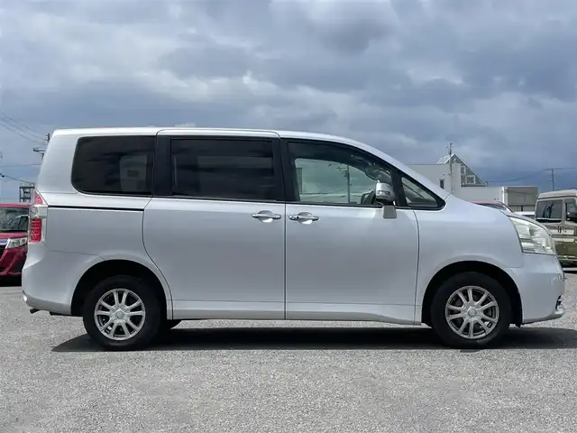 トヨタ ノア X スマートエディション 道央・札幌 2009(平21)年 13.6万km シルバーM ４WD/寒冷地仕様/純正ディーラーOPナビ/CD/DVD/SD/ワンセグ/センターデフロック/バックカメラ/ETC/ECOMODE/ステアリングリモコン/両側パワースライドドア/プッシュスタート/スマートキー/HIDヘッドライト/オートライト/電動格納ミラー/ウィンカーミラー/純正フロアマット/スペアキー/社外エンジンスターター