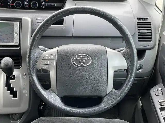 トヨタ ノア X スマートエディション 道央・札幌 2009(平21)年 13.6万km シルバーM ４WD/寒冷地仕様/純正ディーラーOPナビ/CD/DVD/SD/ワンセグ/センターデフロック/バックカメラ/ETC/ECOMODE/ステアリングリモコン/両側パワースライドドア/プッシュスタート/スマートキー/HIDヘッドライト/オートライト/電動格納ミラー/ウィンカーミラー/純正フロアマット/スペアキー/社外エンジンスターター