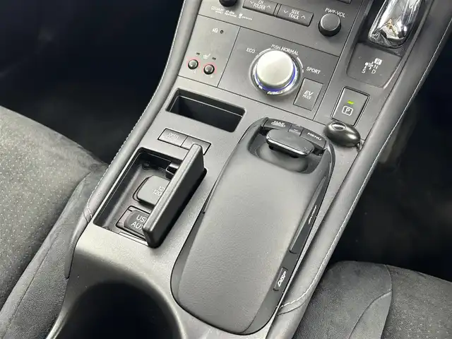 レクサス ＣＴ 200h バージョンC 愛知県 2011(平23)年 4.4万km 白 純正ナビ/（DVD/CD/フルセグTV/HDD/USB/AUX）/バックカメラ/クルコン/ETC/純正フロアマット/シートヒーター/純正16インチAW/オートライト/ステアリングリモコン/パドルシフト/電動格納ミラー/ドアバイザー/防眩ミラー