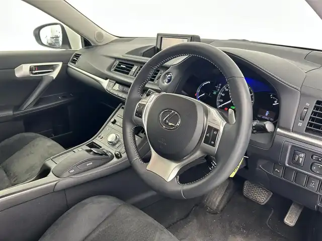 レクサス ＣＴ 200h バージョンC 愛知県 2011(平23)年 4.4万km 白 純正ナビ/（DVD/CD/フルセグTV/HDD/USB/AUX）/バックカメラ/クルコン/ETC/純正フロアマット/シートヒーター/純正16インチAW/オートライト/ステアリングリモコン/パドルシフト/電動格納ミラー/ドアバイザー/防眩ミラー
