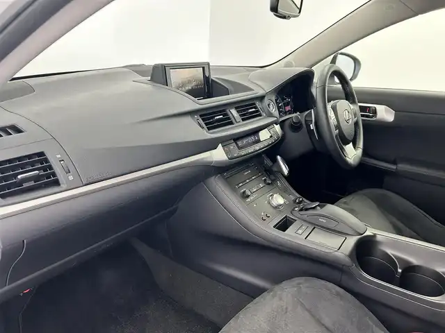 レクサス ＣＴ 200h バージョンC 愛知県 2011(平23)年 4.4万km 白 純正ナビ/（DVD/CD/フルセグTV/HDD/USB/AUX）/バックカメラ/クルコン/ETC/純正フロアマット/シートヒーター/純正16インチAW/オートライト/ステアリングリモコン/パドルシフト/電動格納ミラー/ドアバイザー/防眩ミラー