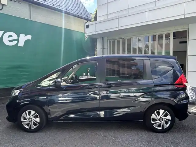 ホンダ フリード ハイブリット G ホンダセンシング 東京都 2021(令3)年 2.7万km ミッドナイトブルービームM 純正SDナビ【VXM-217VFNi】/（CD/DVD/BTオーディオ/フルセグ）/バックカメラ/Cパッケージ/・サンシェード/・前席シートヒーター/ホンダセンシング/・衝突軽減ブレーキ/・歩行者事故低減ステアリング/・アダクティブクルーズコントロール/・路外逸脱抑制機能/・標識認識機能/フリップダウンモニター【VM-１８５EN】/アクティブコーナリングライト/両側パワースライドドア/スペアキー×1/ETC/ドライブレコーダー/取扱説明書/保証書
