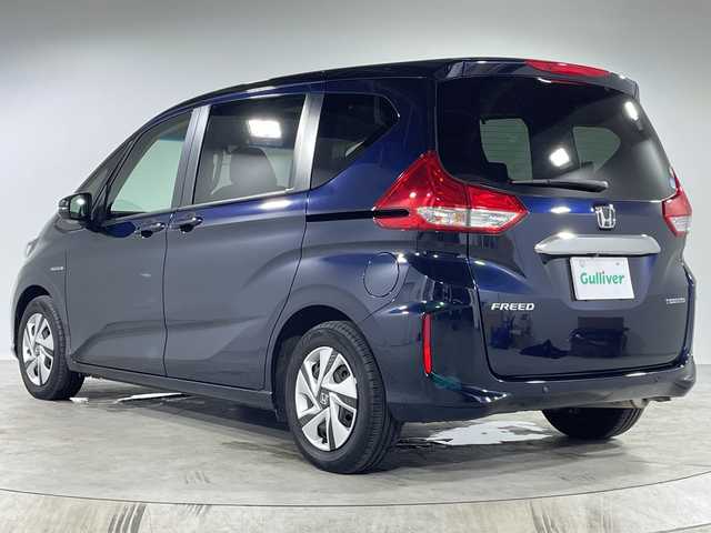 ホンダ フリード ハイブリット G ホンダセンシング 福岡県 2021(令3)年 2.7万km ミッドナイトブルービームM 純正SDナビ【VXM-217VFNi】/（CD/DVD/BTオーディオ/フルセグ）/バックカメラ/Cパッケージ/・サンシェード/・前席シートヒーター/ホンダセンシング/・衝突軽減ブレーキ/・歩行者事故低減ステアリング/・アダクティブクルーズコントロール/・路外逸脱抑制機能/・標識認識機能/フリップダウンモニター【VM-１８５EN】/アクティブコーナリングライト/両側パワースライドドア/スペアキー×1/ETC/ドライブレコーダー/取扱説明書/保証書