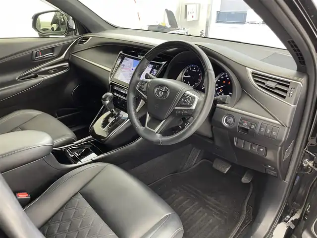 トヨタ ハリアー プレミアム 滋賀県 2019(令1)年 5.1万km ブラック ALPINE10インチナビ/【Bluetooth/CD/DVD/USB/フルセグTV/HDMI】/ALPINEフリップダウンモニター/トヨタセーフティセンス/・プリクラッシュセーフティ/・レーンディパーチャーアラート/・レーダークルーズコントロール/・オートマチックハイビーム/バックカメラ/クリアランスソナー/LEDヘッドライト/ハーフレザーシート/D席パワーシート/前後ドライブレコーダー/電動パーキングブレーキ/オートブレーキホールド/プッシュスタート/スマートキー/ステアリングリモコン/ドアバイザー/純正フロアマット