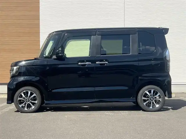 ホンダ Ｎ ＢＯＸ カスタム G EX ホンダセンシング 秋田県 2017(平29)年 7.9万km クリスタルブラックパール ４WD/安全運転支援システムホンダセンシング/衝突軽減ブレーキ/片側パワースライドドア/LEDヘッドライト/純正メモリナビ（DVD/CD再生可能）/フルセグ/バックカメラ/ホンダ純正14インチアルミ（夏タイヤ装着）/スマートキー/アイドリングストップ/プッシュスタート/アダプティブ・クルーズコントロール追従走行有/コーナーセンサー/オートマチックハイビーム/レーンキープアシスト/ステアリングスイッチ/前席シートヒーター/ビルトインETC/純正フロアマット/社外ドアバイザー/オートライト/オートエアコン/パワーステアリング/パワーウィンドウ/横滑り防止/盗難防止装置/寒冷地仕様/電動格納ウィンカーミラー/キーレスエントリー/保証書/取扱説明書/記録簿/スペアキー２本以上有