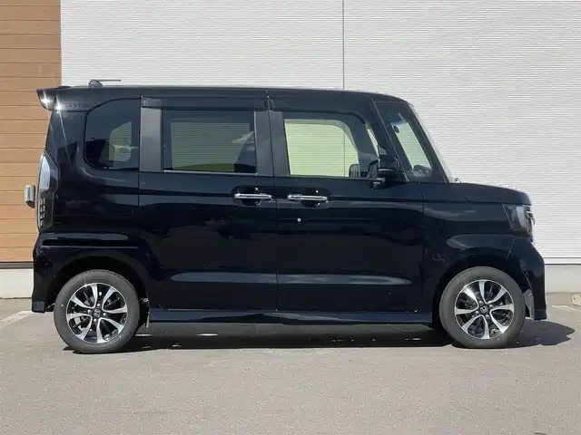 ホンダ Ｎ ＢＯＸ カスタム G EX ホンダセンシング 秋田県 2017(平29)年 7.9万km クリスタルブラックパール ４WD/安全運転支援システムホンダセンシング/衝突軽減ブレーキ/片側パワースライドドア/LEDヘッドライト/純正メモリナビ（DVD/CD再生可能）/フルセグ/バックカメラ/ホンダ純正14インチアルミ（夏タイヤ装着）/スマートキー/アイドリングストップ/プッシュスタート/アダプティブ・クルーズコントロール追従走行有/コーナーセンサー/オートマチックハイビーム/レーンキープアシスト/ステアリングスイッチ/前席シートヒーター/ビルトインETC/純正フロアマット/社外ドアバイザー/オートライト/オートエアコン/パワーステアリング/パワーウィンドウ/横滑り防止/盗難防止装置/寒冷地仕様/電動格納ウィンカーミラー/キーレスエントリー/保証書/取扱説明書/記録簿/スペアキー２本以上有