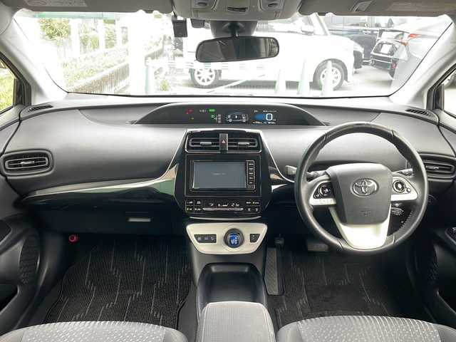 トヨタ プリウス S 茨城県 2018(平30)年 5.7万km アティチュードブラックマイカ 純正７型ナビ　/Bluetooth フルセグTV /バックカメラ/トヨタセーフティーセンス　/レーダー付きクルーズコントロール/ビルトインＥＴＣ　/横滑り防止装置　/衝突軽減システム　/レーンキープアシスト/オートライト/オートマチックハイビ/ＬＥＤヘッドライト　/ドライブレコーダー/純正フロアマット