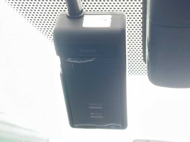 トヨタ プリウス S 茨城県 2018(平30)年 5.7万km アティチュードブラックマイカ 純正７型ナビ　/Bluetooth フルセグTV /バックカメラ/トヨタセーフティーセンス　/レーダー付きクルーズコントロール/ビルトインＥＴＣ　/横滑り防止装置　/衝突軽減システム　/レーンキープアシスト/オートライト/オートマチックハイビ/ＬＥＤヘッドライト　/ドライブレコーダー/純正フロアマット