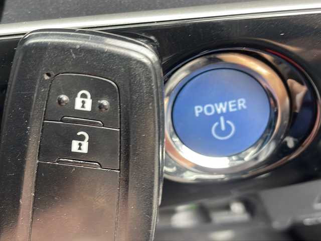 トヨタ プリウス S 茨城県 2018(平30)年 5.7万km アティチュードブラックマイカ 純正７型ナビ　/Bluetooth フルセグTV /バックカメラ/トヨタセーフティーセンス　/レーダー付きクルーズコントロール/ビルトインＥＴＣ　/横滑り防止装置　/衝突軽減システム　/レーンキープアシスト/オートライト/オートマチックハイビ/ＬＥＤヘッドライト　/ドライブレコーダー/純正フロアマット