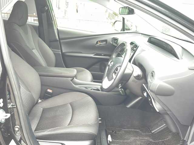トヨタ プリウス S 茨城県 2018(平30)年 5.7万km アティチュードブラックマイカ 純正７型ナビ　/Bluetooth フルセグTV /バックカメラ/トヨタセーフティーセンス　/レーダー付きクルーズコントロール/ビルトインＥＴＣ　/横滑り防止装置　/衝突軽減システム　/レーンキープアシスト/オートライト/オートマチックハイビ/ＬＥＤヘッドライト　/ドライブレコーダー/純正フロアマット