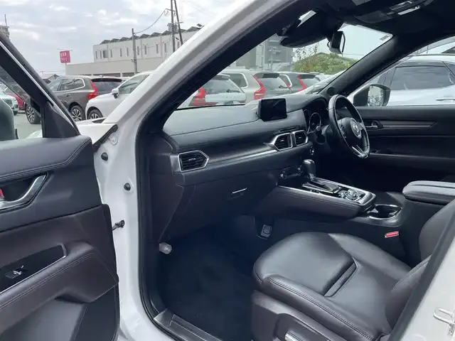 マツダ ＣＸ－８ XD Lパッケージ 大分県 2018(平30)年 8.9万km スノーフレイクホワイトパールマイカ ・ワンオーナー/・スマートキー/・プッシュスタート/・スマートブレーキサポート/・ブラインドスポットモニター/・レーンキープアシスト/・交通標識認識/・アテンションアラート/・パーキングセンサー/・アクティブLEDヘッドライト/・クルーズコントロール(追従式)/・黒革シート/・前席パワーシート/・４席シートヒーター/・ハンドルヒーター/・純正メモリナビ/　【DVD・Bluetooth・USB】/・フルセグTV/・全方位カメラ/・ヘッドアップディスプレイ/・ETC/・ドライブレコーダー(前方録画)/・パワーバックドア/・LEDヘッドランプ/・LEDフォグランプ/・デイライト/・純正マット/・純正バイザー/・保証書/取説