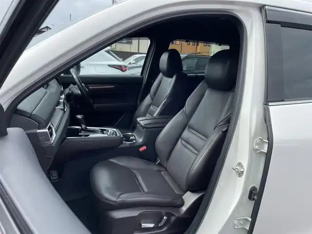 マツダ ＣＸ－８ XD Lパッケージ 大分県 2018(平30)年 8.9万km スノーフレイクホワイトパールマイカ ・ワンオーナー/・スマートキー/・プッシュスタート/・スマートブレーキサポート/・ブラインドスポットモニター/・レーンキープアシスト/・交通標識認識/・アテンションアラート/・パーキングセンサー/・アクティブLEDヘッドライト/・クルーズコントロール(追従式)/・黒革シート/・前席パワーシート/・４席シートヒーター/・ハンドルヒーター/・純正メモリナビ/　【DVD・Bluetooth・USB】/・フルセグTV/・全方位カメラ/・ヘッドアップディスプレイ/・ETC/・ドライブレコーダー(前方録画)/・パワーバックドア/・LEDヘッドランプ/・LEDフォグランプ/・デイライト/・純正マット/・純正バイザー/・保証書/取説