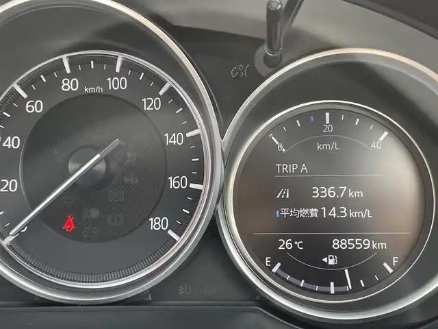 マツダ ＣＸ－８ XD Lパッケージ 大分県 2018(平30)年 8.9万km スノーフレイクホワイトパールマイカ ・ワンオーナー/・スマートキー/・プッシュスタート/・スマートブレーキサポート/・ブラインドスポットモニター/・レーンキープアシスト/・交通標識認識/・アテンションアラート/・パーキングセンサー/・アクティブLEDヘッドライト/・クルーズコントロール(追従式)/・黒革シート/・前席パワーシート/・４席シートヒーター/・ハンドルヒーター/・純正メモリナビ/　【DVD・Bluetooth・USB】/・フルセグTV/・全方位カメラ/・ヘッドアップディスプレイ/・ETC/・ドライブレコーダー(前方録画)/・パワーバックドア/・LEDヘッドランプ/・LEDフォグランプ/・デイライト/・純正マット/・純正バイザー/・保証書/取説