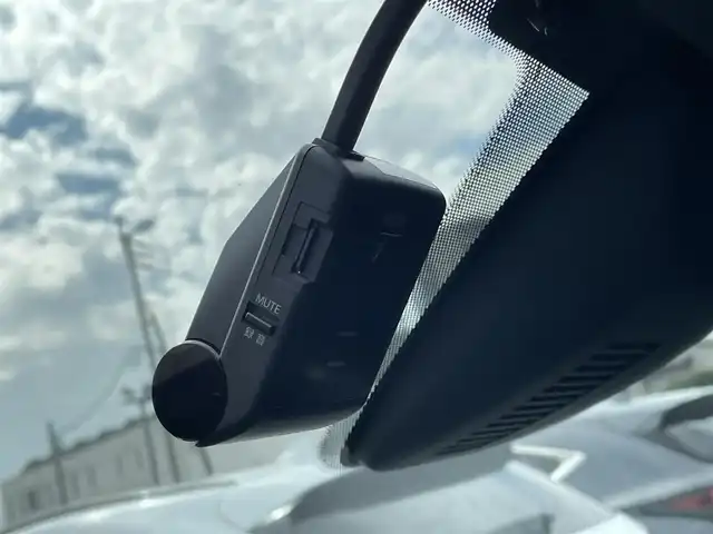 マツダ ＣＸ－８ XD Lパッケージ 大分県 2018(平30)年 8.9万km スノーフレイクホワイトパールマイカ ・ワンオーナー/・スマートキー/・プッシュスタート/・スマートブレーキサポート/・ブラインドスポットモニター/・レーンキープアシスト/・交通標識認識/・アテンションアラート/・パーキングセンサー/・アクティブLEDヘッドライト/・クルーズコントロール(追従式)/・黒革シート/・前席パワーシート/・４席シートヒーター/・ハンドルヒーター/・純正メモリナビ/　【DVD・Bluetooth・USB】/・フルセグTV/・全方位カメラ/・ヘッドアップディスプレイ/・ETC/・ドライブレコーダー(前方録画)/・パワーバックドア/・LEDヘッドランプ/・LEDフォグランプ/・デイライト/・純正マット/・純正バイザー/・保証書/取説