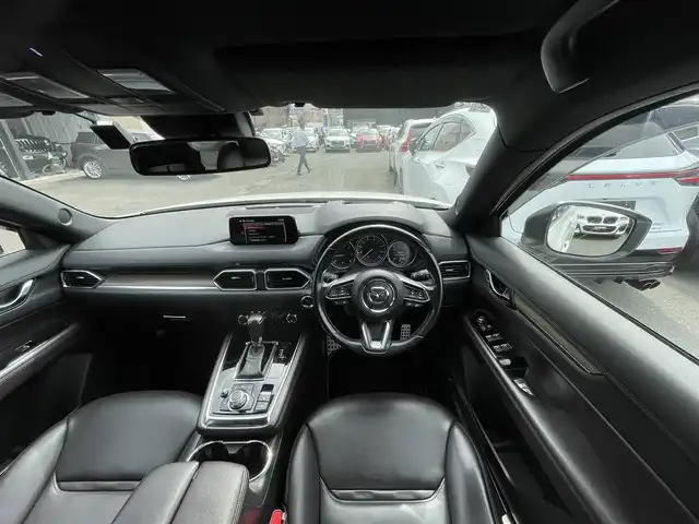 マツダ ＣＸ－８ XD Lパッケージ 大分県 2018(平30)年 8.9万km スノーフレイクホワイトパールマイカ ・ワンオーナー/・スマートキー/・プッシュスタート/・スマートブレーキサポート/・ブラインドスポットモニター/・レーンキープアシスト/・交通標識認識/・アテンションアラート/・パーキングセンサー/・アクティブLEDヘッドライト/・クルーズコントロール(追従式)/・黒革シート/・前席パワーシート/・４席シートヒーター/・ハンドルヒーター/・純正メモリナビ/　【DVD・Bluetooth・USB】/・フルセグTV/・全方位カメラ/・ヘッドアップディスプレイ/・ETC/・ドライブレコーダー(前方録画)/・パワーバックドア/・LEDヘッドランプ/・LEDフォグランプ/・デイライト/・純正マット/・純正バイザー/・保証書/取説