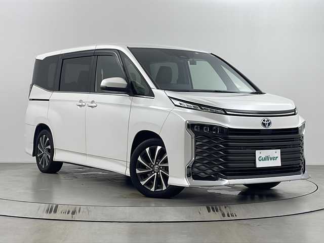トヨタ ヴォクシー ハイブリッド S－Z 埼玉県 2023(令5)年 3.1万km ホワイトパールクリスタルシャイン 純正ディスプレイオーディオ　/バックカメラ　/ＥＴＣ２．０　/トヨタセーフティセンス　/　・プリクラッシュセーフティ/　・レーントレーシングアシスト/　・レーンディパーチャーアラート/　・レーダークルーズコントロール/　・オートマチックハイビーム/　・ロードサインアシスト/　・ドライバー異常時対応システム/　・プロアクティブドライビングアシスト/　・発進遅れ告知機能/　・緊急時操舵支援/　・フロントクロストラフィックアラー/　・レーンチェンジアシスト/ドライブレコーダー　/電動リアゲート　/両側パワースライドドア　/シートヒーター　/ＨＤＭＩ　/オットマン　/純正アルミホイール/フォグランプ/プッシュスタート/スマートキー