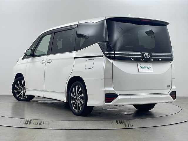 トヨタ ヴォクシー ハイブリッド S－Z 埼玉県 2023(令5)年 3.1万km ホワイトパールクリスタルシャイン 純正ディスプレイオーディオ　/バックカメラ　/ＥＴＣ２．０　/トヨタセーフティセンス　/　・プリクラッシュセーフティ/　・レーントレーシングアシスト/　・レーンディパーチャーアラート/　・レーダークルーズコントロール/　・オートマチックハイビーム/　・ロードサインアシスト/　・ドライバー異常時対応システム/　・プロアクティブドライビングアシスト/　・発進遅れ告知機能/　・緊急時操舵支援/　・フロントクロストラフィックアラー/　・レーンチェンジアシスト/ドライブレコーダー　/電動リアゲート　/両側パワースライドドア　/シートヒーター　/ＨＤＭＩ　/オットマン　/純正アルミホイール/フォグランプ/プッシュスタート/スマートキー