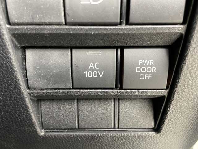 トヨタ ヴォクシー ハイブリッド S－Z 埼玉県 2023(令5)年 3.1万km ホワイトパールクリスタルシャイン 純正ディスプレイオーディオ　/バックカメラ　/ＥＴＣ２．０　/トヨタセーフティセンス　/　・プリクラッシュセーフティ/　・レーントレーシングアシスト/　・レーンディパーチャーアラート/　・レーダークルーズコントロール/　・オートマチックハイビーム/　・ロードサインアシスト/　・ドライバー異常時対応システム/　・プロアクティブドライビングアシスト/　・発進遅れ告知機能/　・緊急時操舵支援/　・フロントクロストラフィックアラー/　・レーンチェンジアシスト/ドライブレコーダー　/電動リアゲート　/両側パワースライドドア　/シートヒーター　/ＨＤＭＩ　/オットマン　/純正アルミホイール/フォグランプ/プッシュスタート/スマートキー