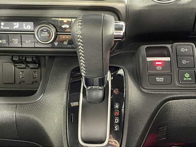 ホンダ Ｎ ＢＯＸ カスタム L スタイル+ブラック 沖縄県 2022(令4)年 3万km プラチナホワイトパール 禁煙車/両側パワースライドドア/社外ナビ/AM/FM/CD/DVD/フルセグTV/Bluetooth/バックカメラ/衝突軽減ブレーキ/車線逸脱警報/追従式クルーズコントロール/コーナーセンサー後/ビルトインETC/ステアリングリモコン/ドライブレコーダー前後/オートブレーキホールド/レザーシート調シートカバー/サンシェード/ヘッドライトレベライザー/プッシュスタート/スペアキー有/保証書/取扱説明書