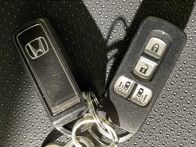 ホンダ Ｎ ＢＯＸ カスタム L スタイル+ブラック 沖縄県 2022(令4)年 3万km プラチナホワイトパール 禁煙車/両側パワースライドドア/社外ナビ/AM/FM/CD/DVD/フルセグTV/Bluetooth/バックカメラ/衝突軽減ブレーキ/車線逸脱警報/追従式クルーズコントロール/コーナーセンサー後/ビルトインETC/ステアリングリモコン/ドライブレコーダー前後/オートブレーキホールド/レザーシート調シートカバー/サンシェード/ヘッドライトレベライザー/プッシュスタート/スペアキー有/保証書/取扱説明書