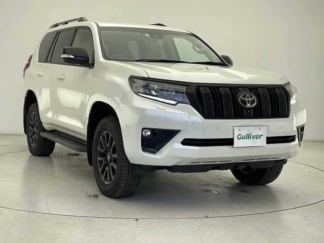 トヨタ ランドクルーザー プラド TX Lパッケージ マットブラED 千葉県 2023(令5)年 2万km パール サンルーフ/本革シート/本革ステアリング/ステアリングリモコン/前席パワーシート/シートヒーター/シートクーラー/ブラインドモニター/全方位カメラ/Ｍｉｒａｃａｓｔ/Ｔ－Ｃｏｎｎｅｃｔ/電格ウィンカーミラー/純正ナビ（ＢＴ／ＴＶ）/ＵＳＢ/オートハイビーム/ヘッドライトウォッシャー/オートクルーズ
