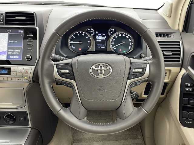 トヨタ ランドクルーザー プラド TX Lパッケージ マットブラED 千葉県 2023(令5)年 2万km パール サンルーフ/本革シート/本革ステアリング/ステアリングリモコン/前席パワーシート/シートヒーター/シートクーラー/ブラインドモニター/全方位カメラ/Ｍｉｒａｃａｓｔ/Ｔ－Ｃｏｎｎｅｃｔ/電格ウィンカーミラー/純正ナビ（ＢＴ／ＴＶ）/ＵＳＢ/オートハイビーム/ヘッドライトウォッシャー/オートクルーズ